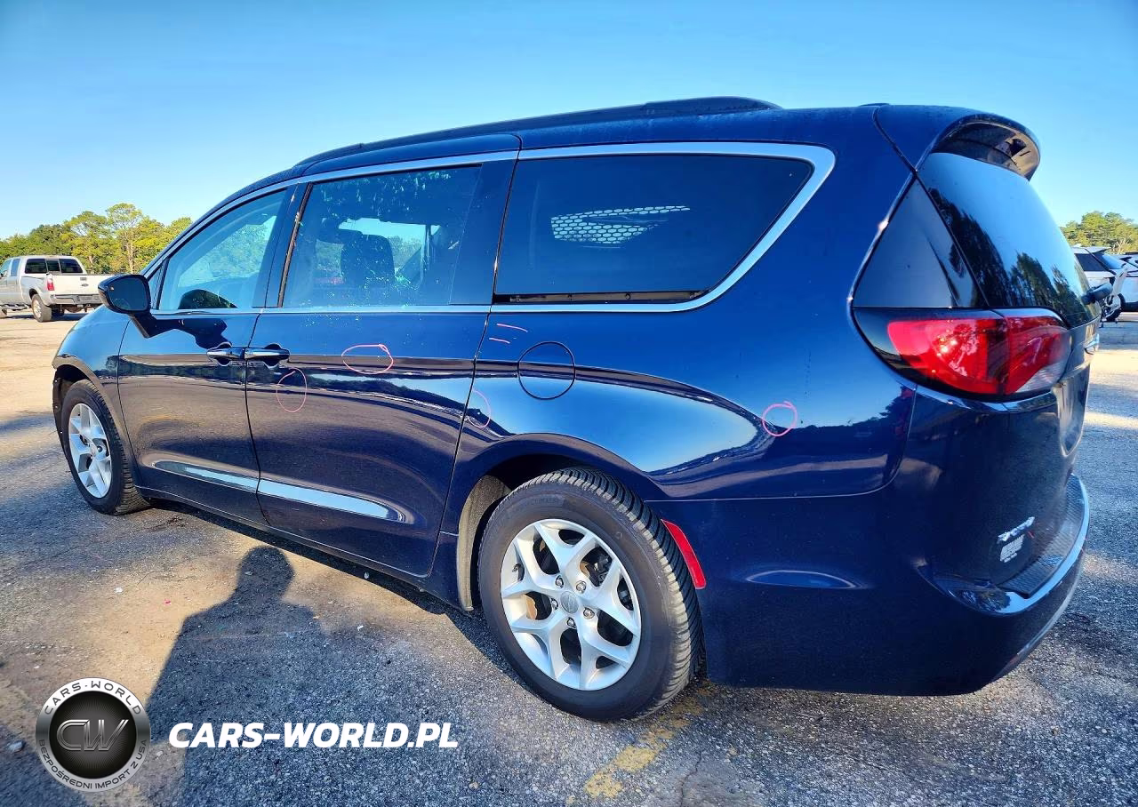 2018 Chrysler Pacifica Touring Plus VIN:2C4RC1FG2JR129017 - 2