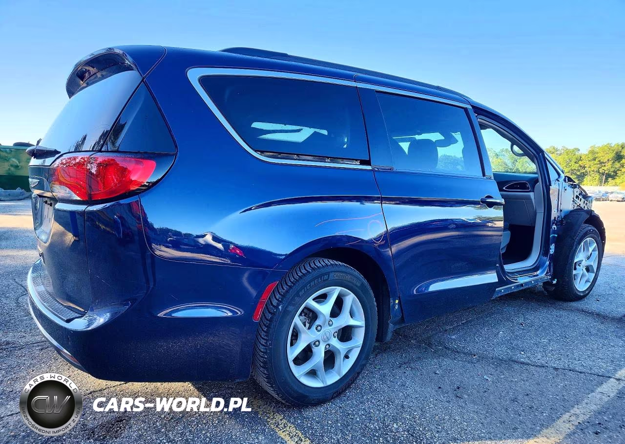 2018 Chrysler Pacifica Touring Plus VIN:2C4RC1FG2JR129017 - 3