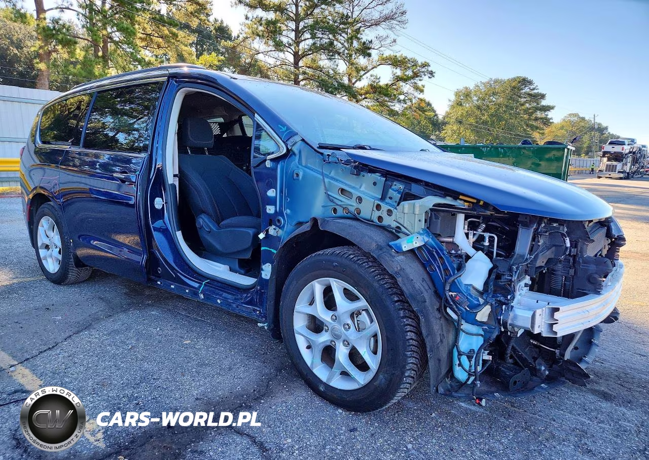 2018 Chrysler Pacifica Touring Plus VIN:2C4RC1FG2JR129017 - 4