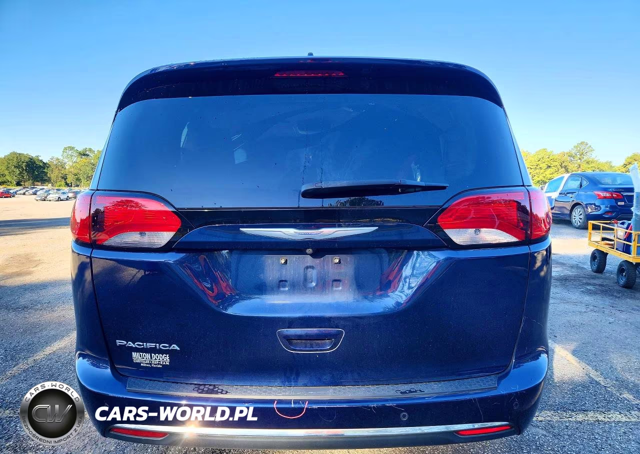 2018 Chrysler Pacifica Touring Plus VIN:2C4RC1FG2JR129017 - 6