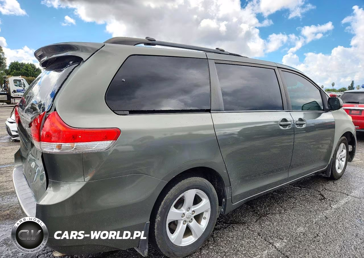 2013 Toyota Sienna Le VIN:5TDKK3DC2DS400069 - 3