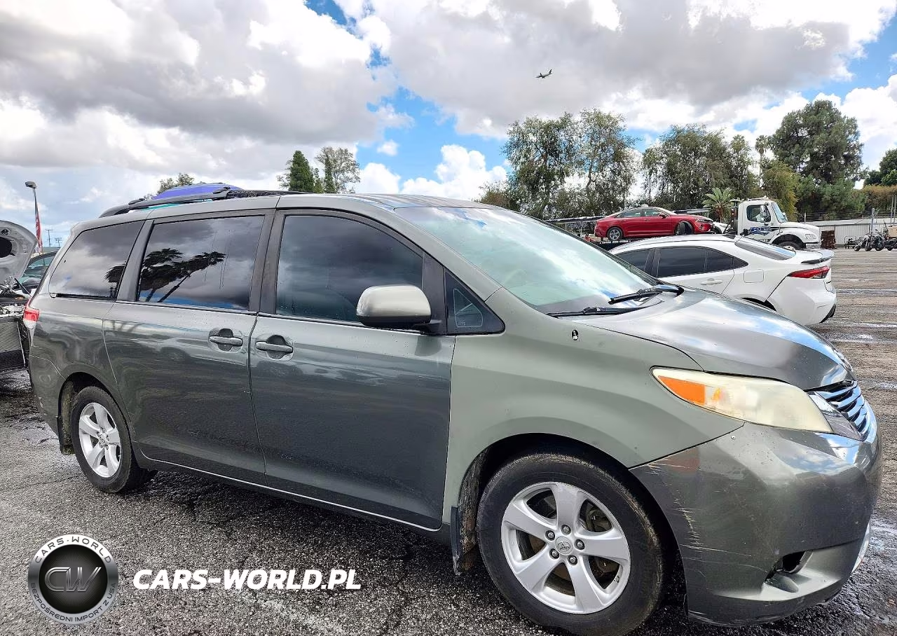 2013 Toyota Sienna Le VIN:5TDKK3DC2DS400069 - 4