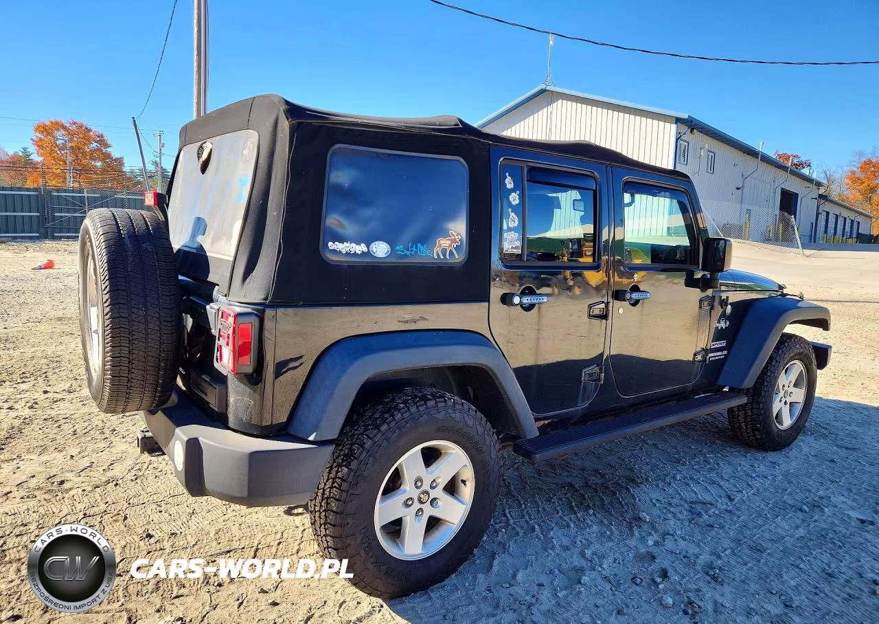 2015 Jeep Wrangler Unlimited Sport VIN:1C4BJWDG1FL519159 - 3
