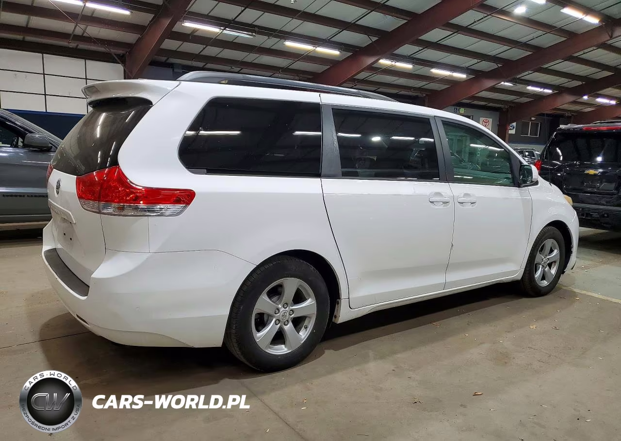 2011 Toyota Sienna Le VIN:5TDKK3DC8BS032137 - 3