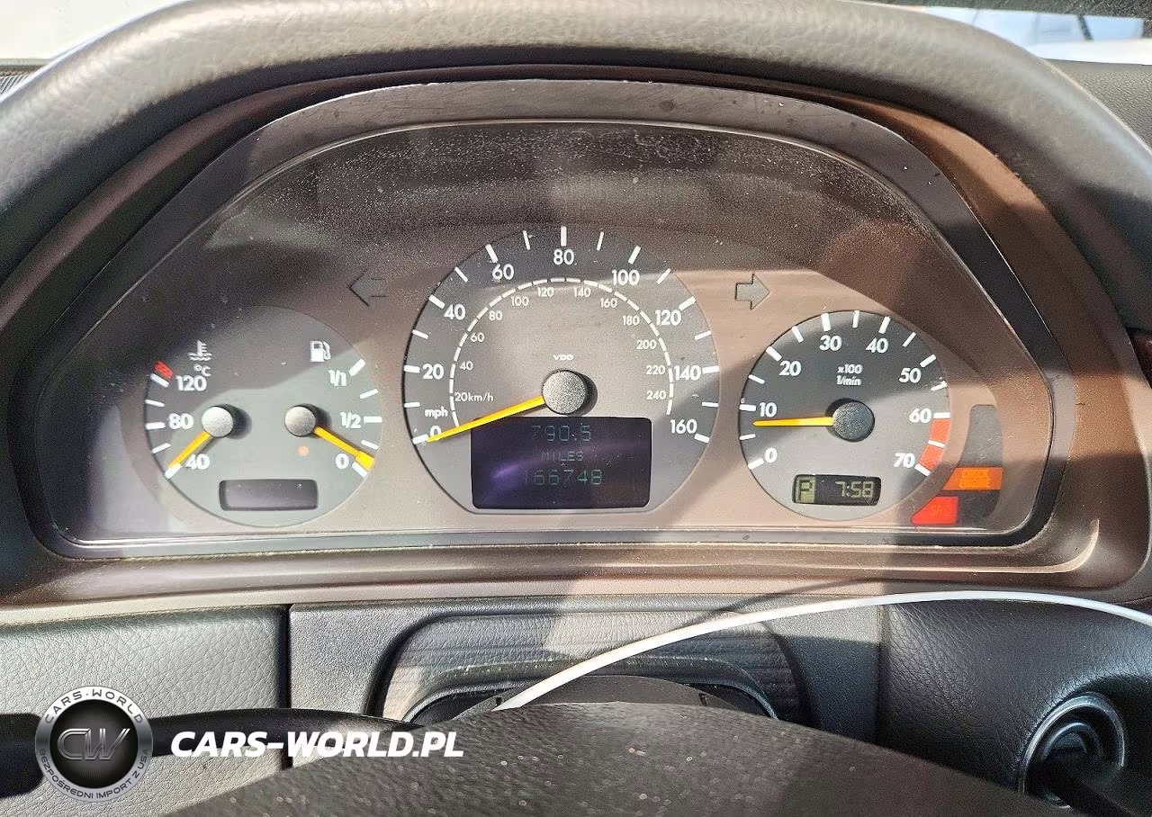 2000 Mercedes-Benz E 320 VIN:WDBJF65J2YB089785 - 9
