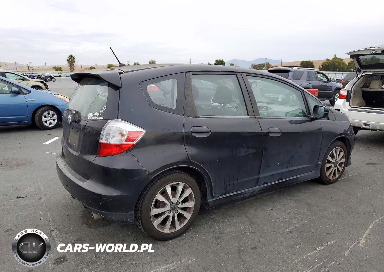 2013 Honda Fit Sport VIN:JHMGE8H53DC001337 - 3