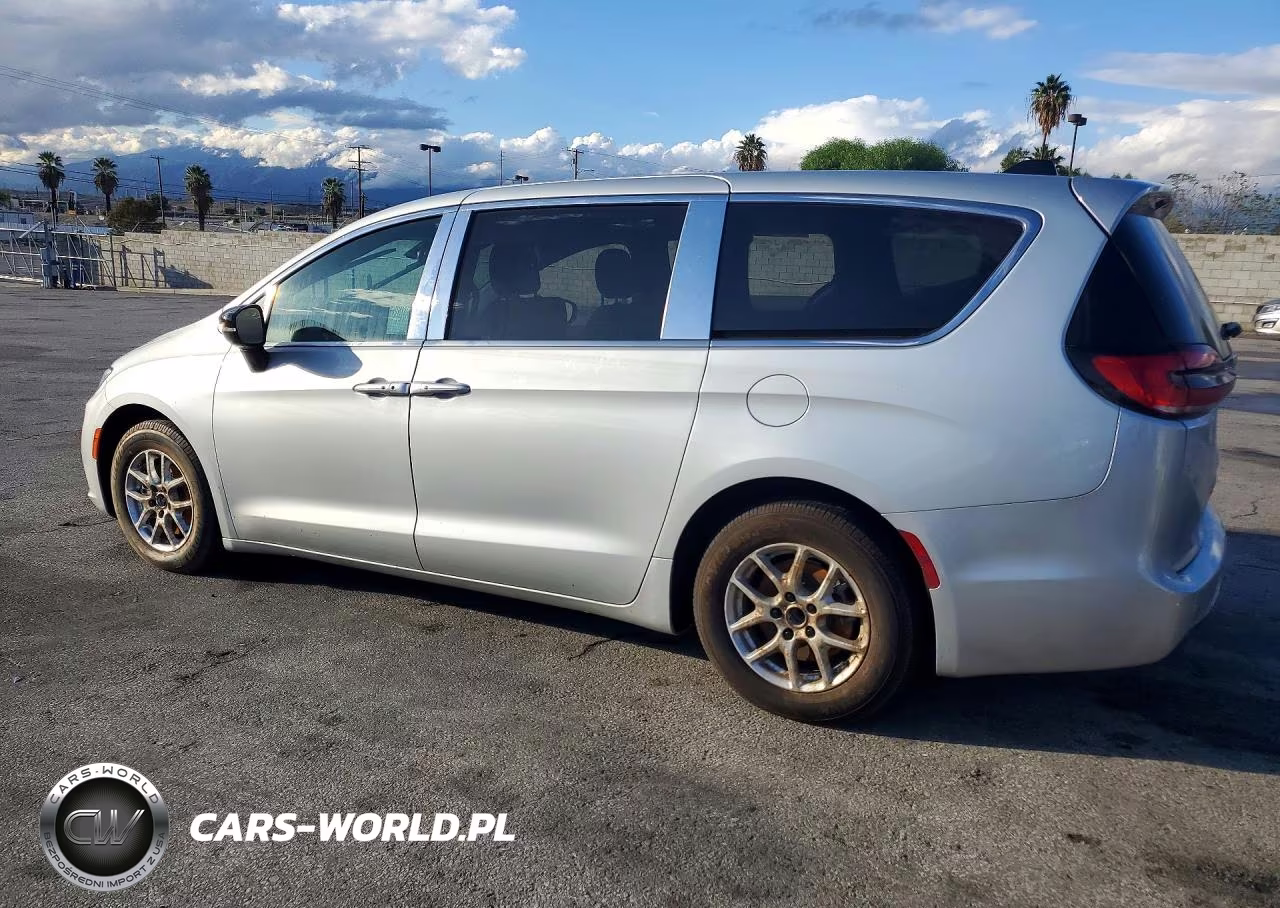 2024 Chrysler Pacifica Touring VIN:2C4RC1FG5RR174156 - 2