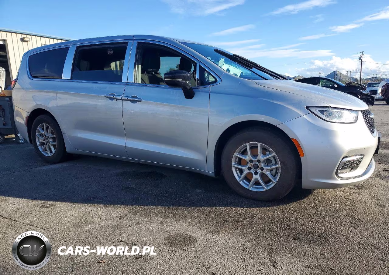 2024 Chrysler Pacifica Touring VIN:2C4RC1FG5RR174156 - 4