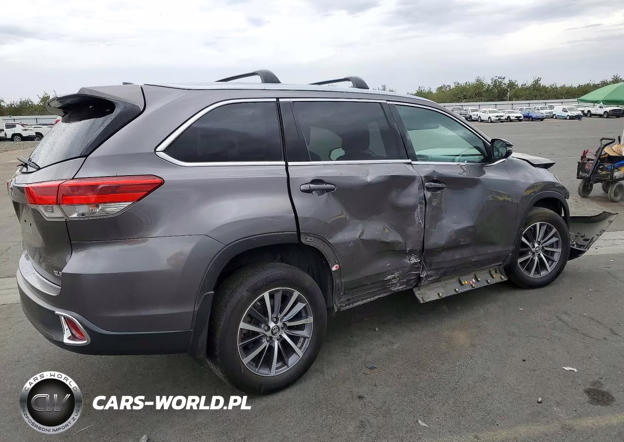2018 Toyota Highlander Xle VIN:5TDKZRFH6JS528690 - 3