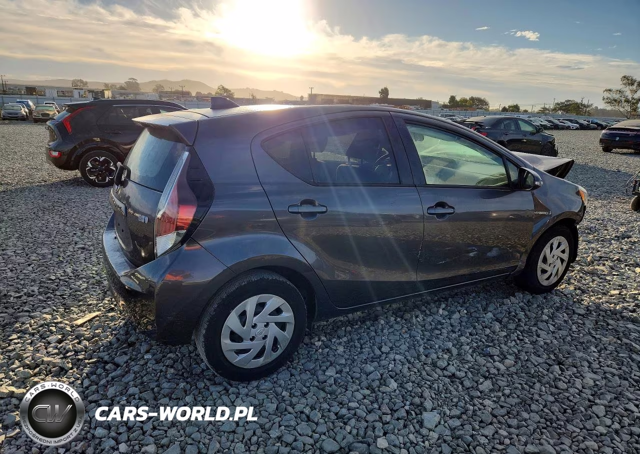 2016 Toyota Prius C Three VIN:JTDKDTB36G1136689 - 3