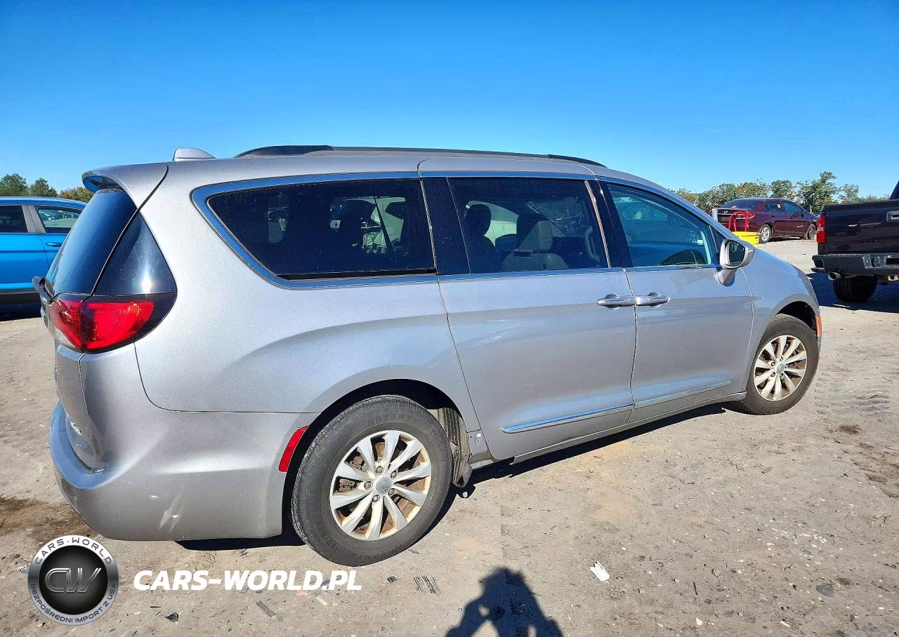 2017 Chrysler Pacifica Touring L VIN:2C4RC1BG9HR648226 - 3