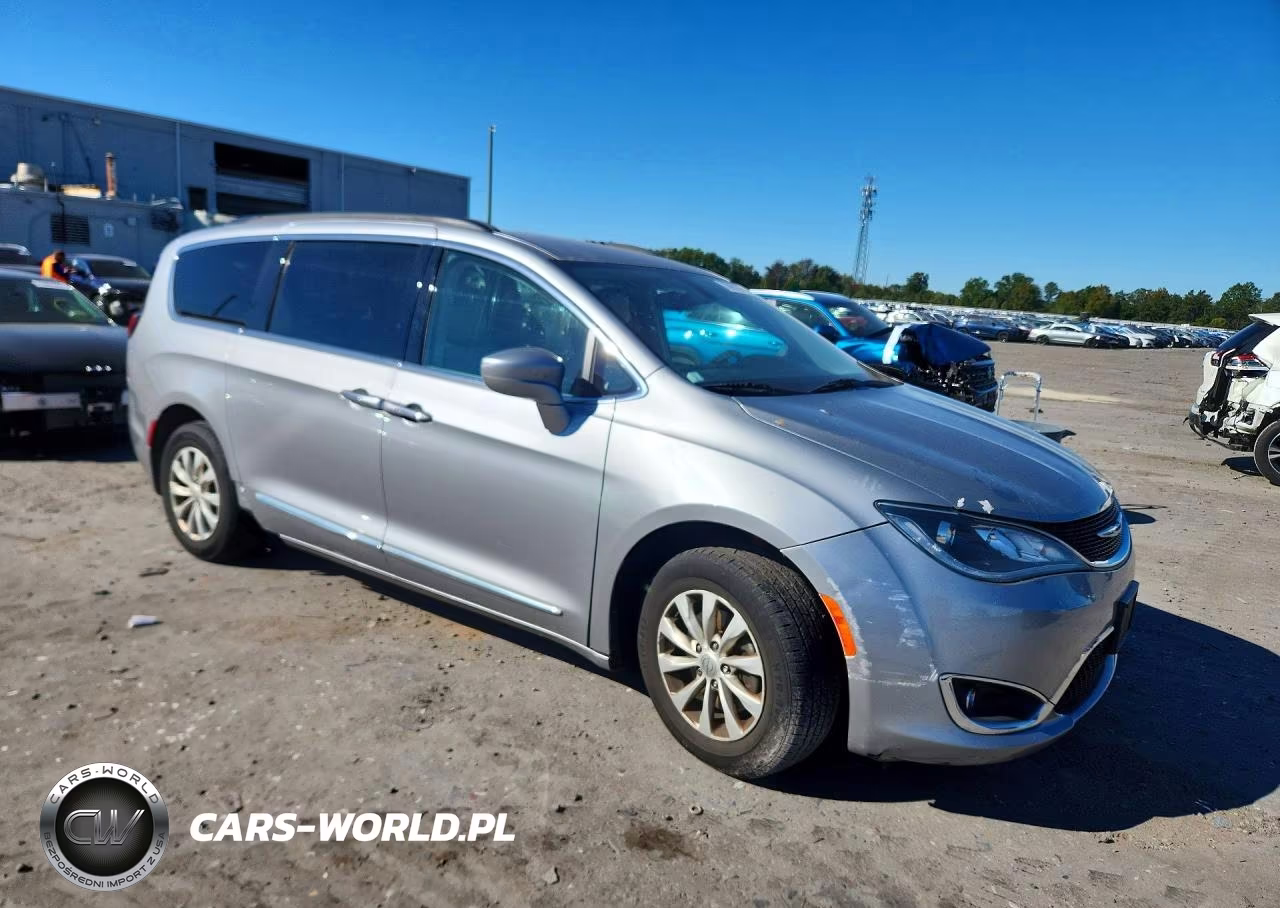 2017 Chrysler Pacifica Touring L VIN:2C4RC1BG9HR648226 - 4