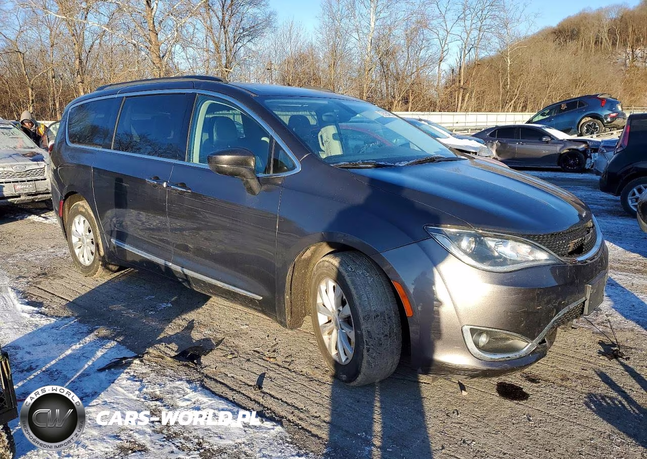 2017 Chrysler Pacifica Touring L VIN:2C4RC1BG6HR733735 - 4