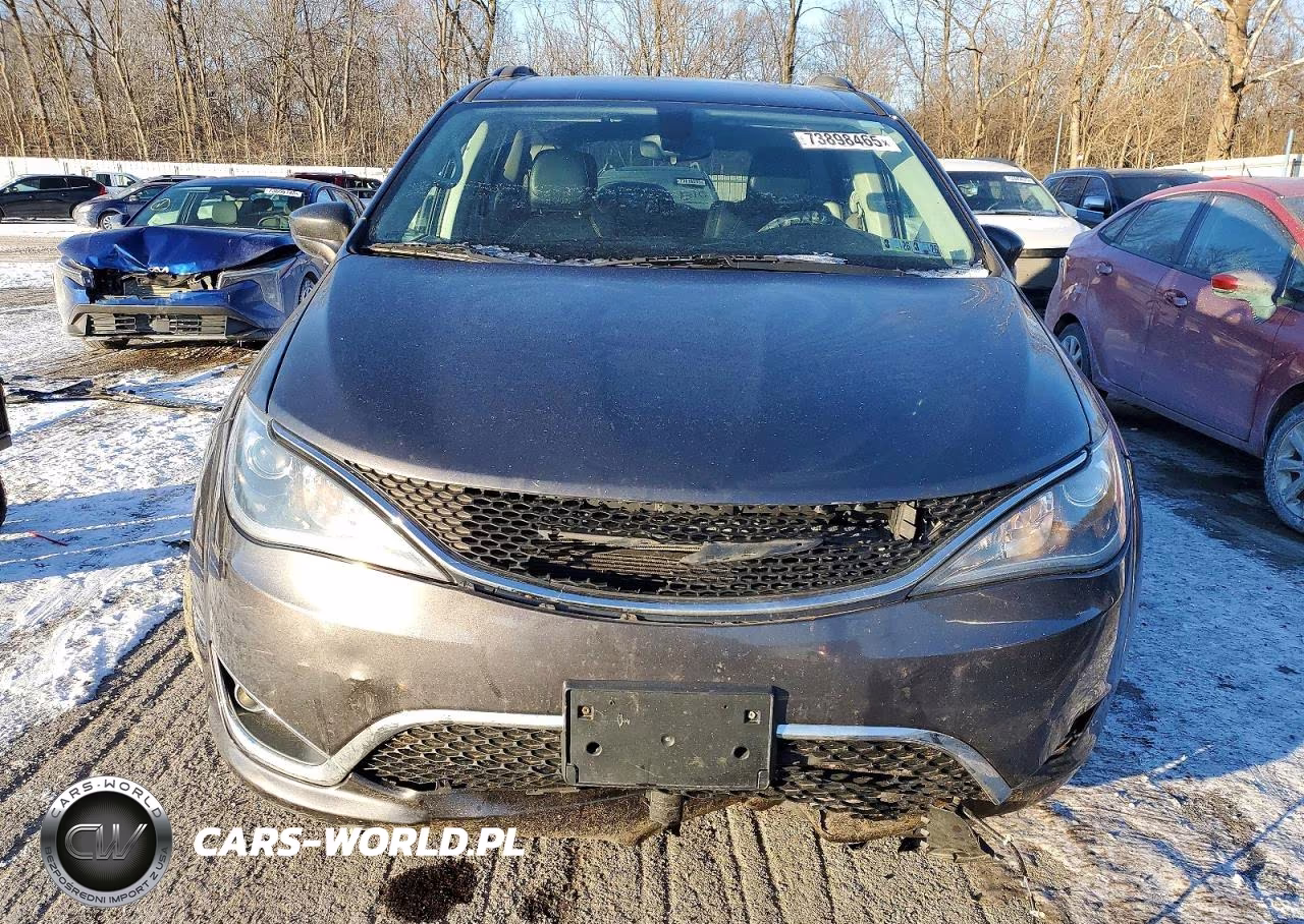 2017 Chrysler Pacifica Touring L VIN:2C4RC1BG6HR733735 - 5