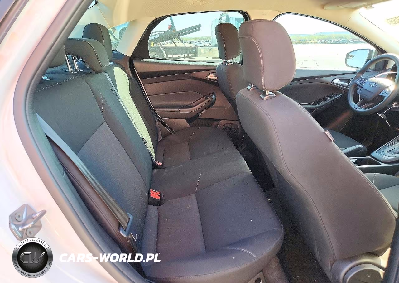 2018 Ford Focus Se VIN:1FADP3F28JL302570 - 10
