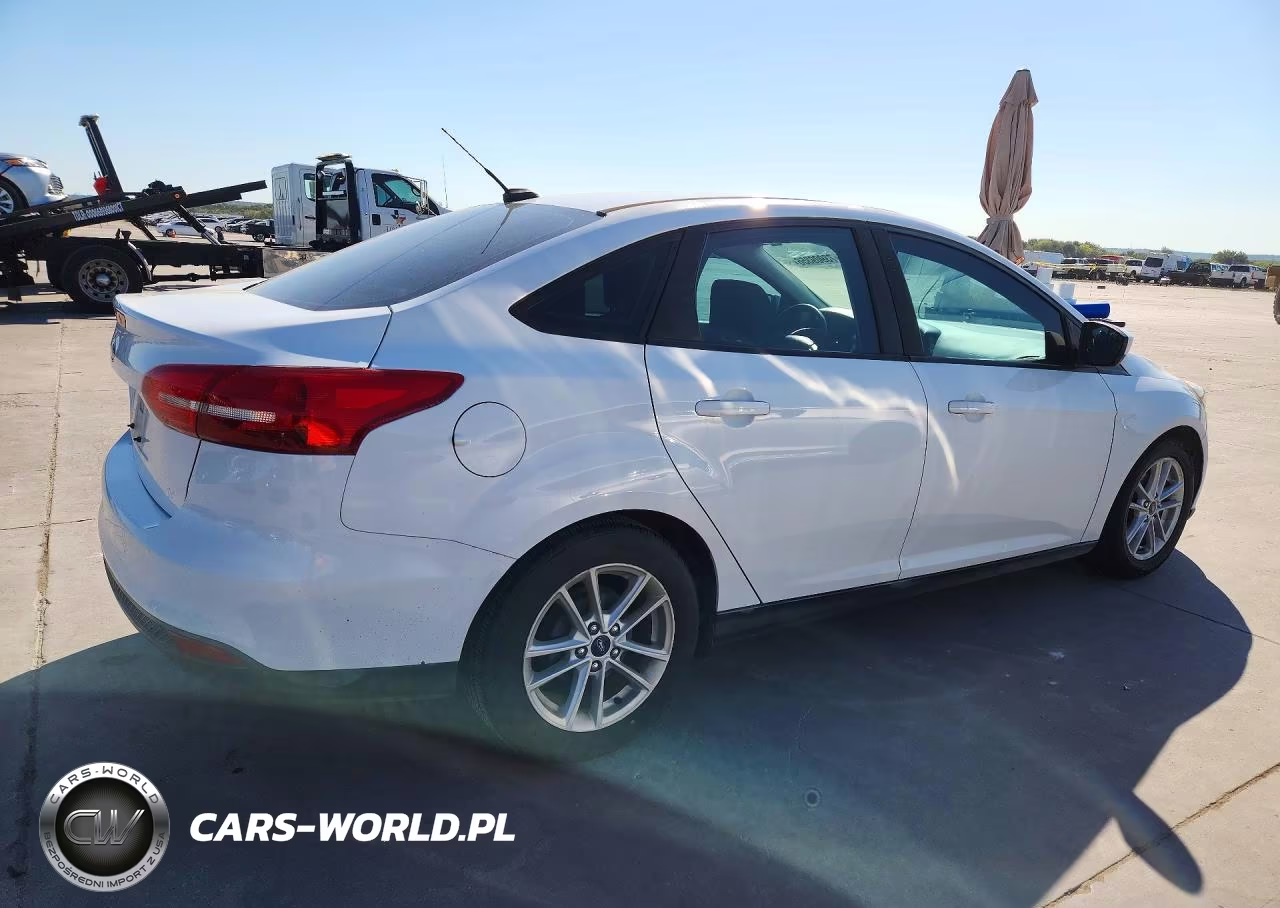 2018 Ford Focus Se VIN:1FADP3F28JL302570 - 3