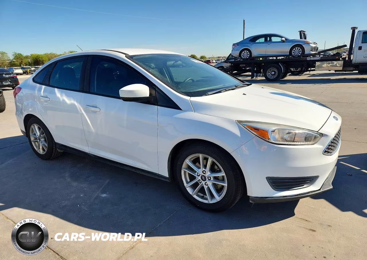2018 Ford Focus Se VIN:1FADP3F28JL302570 - 4