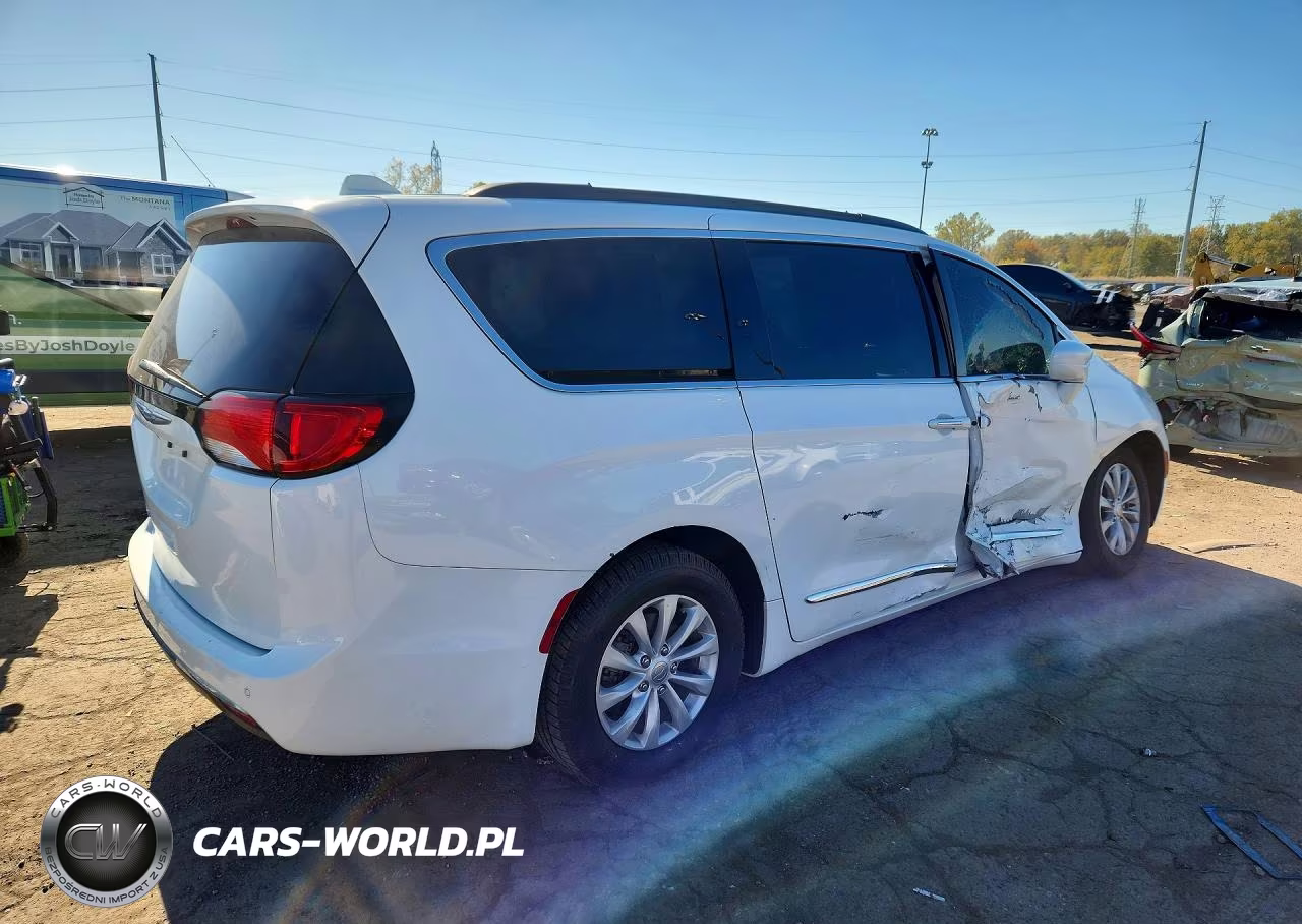 2017 Chrysler Pacifica Touring L VIN:2C4RC1BG5HR656453 - 3