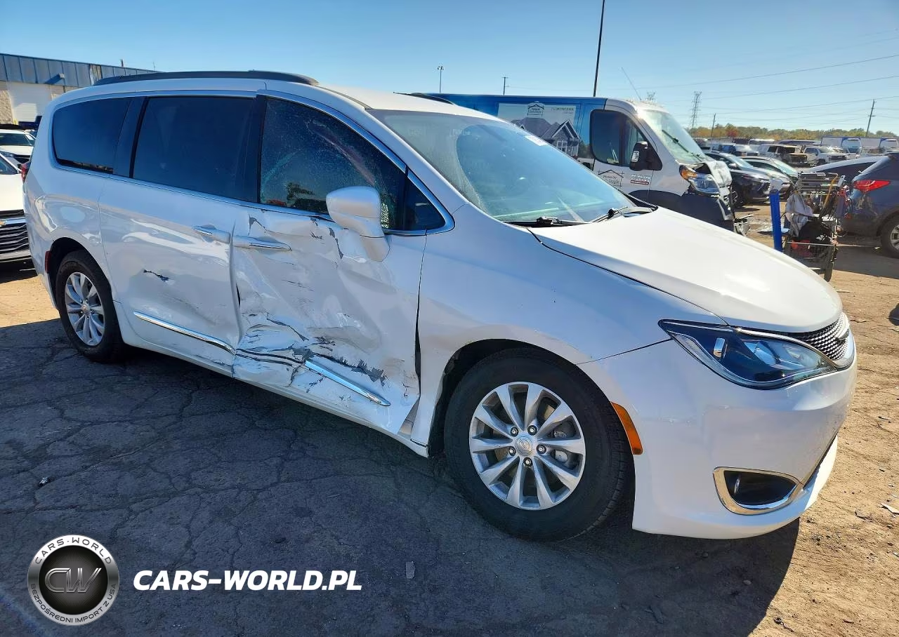 2017 Chrysler Pacifica Touring L VIN:2C4RC1BG5HR656453 - 4