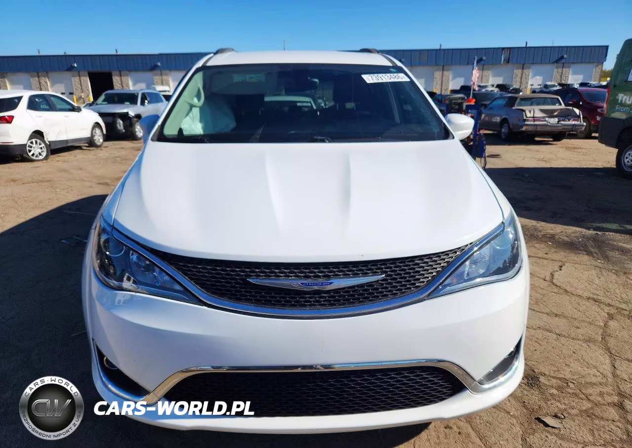 2017 Chrysler Pacifica Touring L VIN:2C4RC1BG5HR656453 - 5