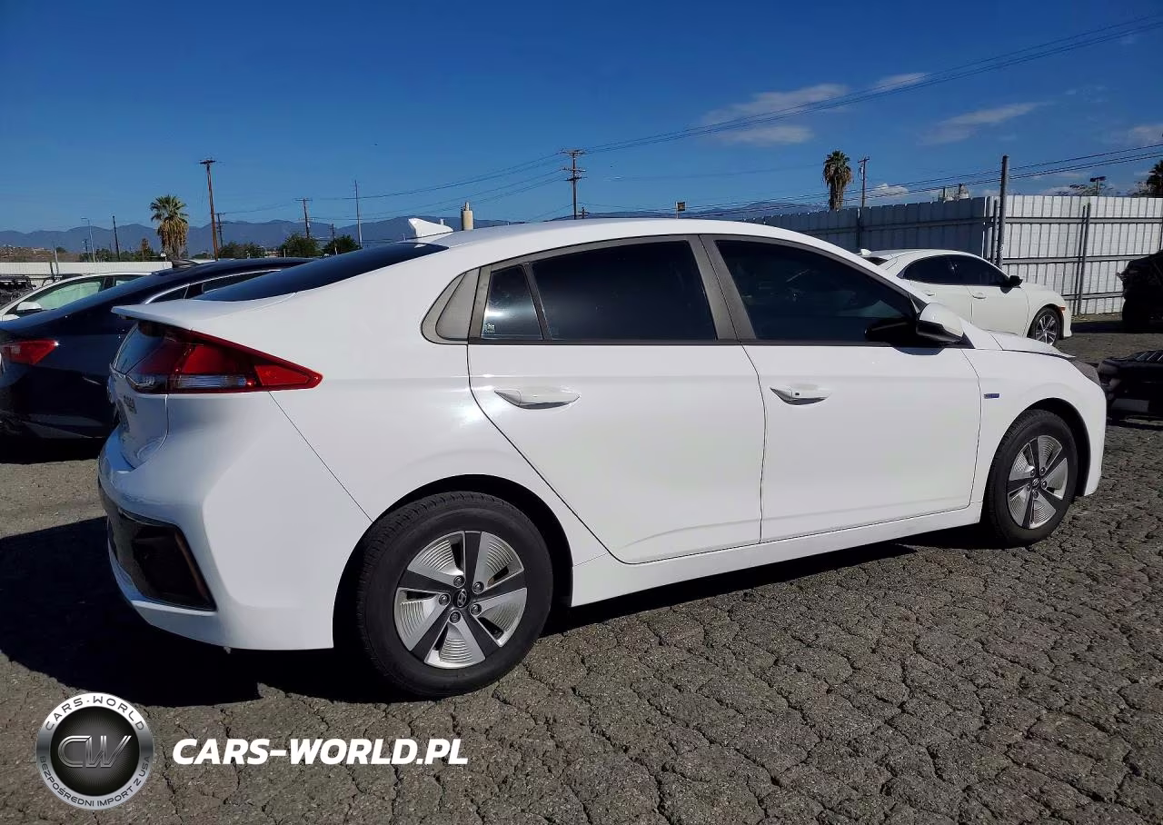 2018 Hyundai Ioniq Blue VIN:KMHC65LC3JU073853 - 3