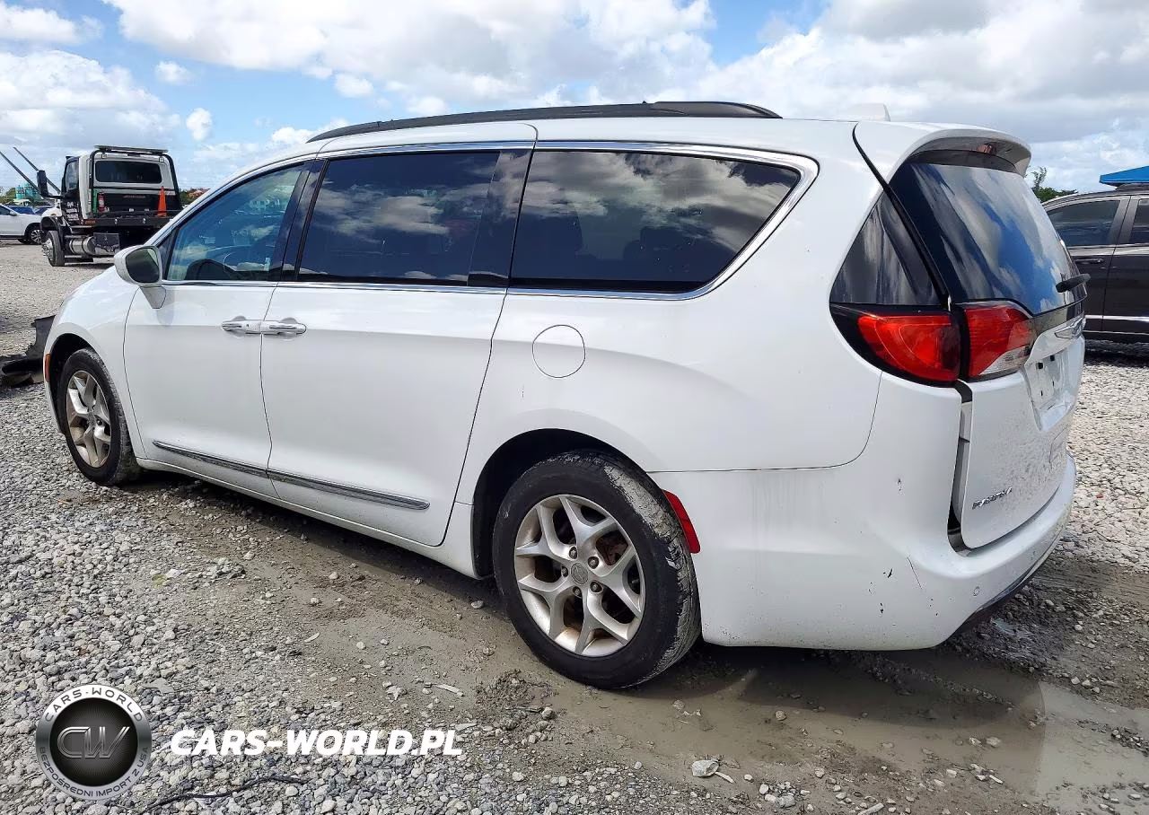 2017 Chrysler Pacifica Touring L VIN:2C4RC1BG7HR506618 - 2
