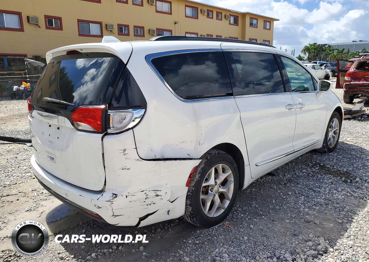 2017 Chrysler Pacifica Touring L VIN:2C4RC1BG7HR506618 - 3