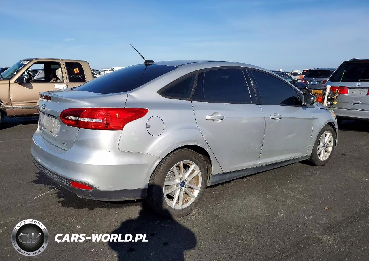 2015 Ford Focus Se VIN:1FADP3F28FL307646 - 3