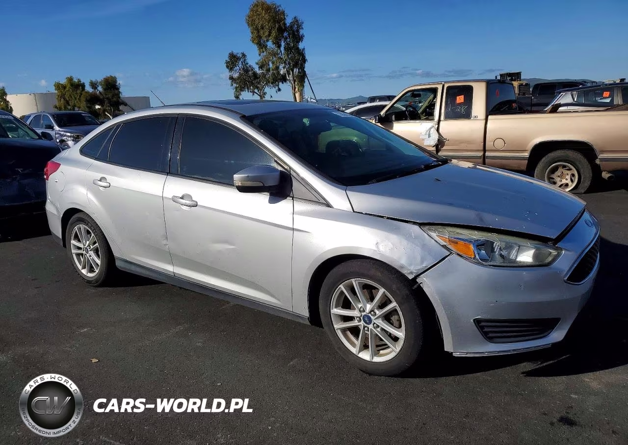 2015 Ford Focus Se VIN:1FADP3F28FL307646 - 4