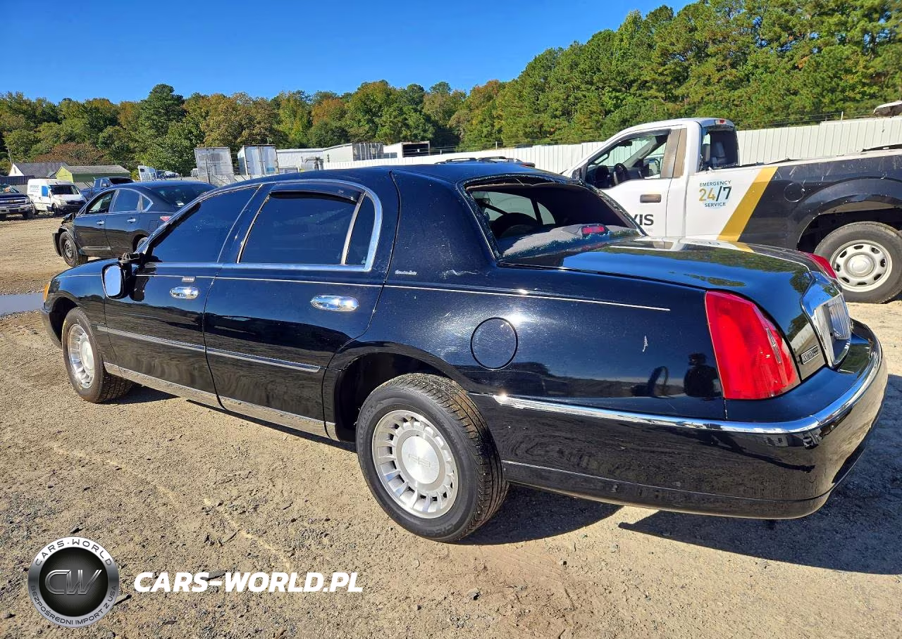 2000 Lincoln Town Car Executive VIN:1LNHM81W5YY765948 - 2