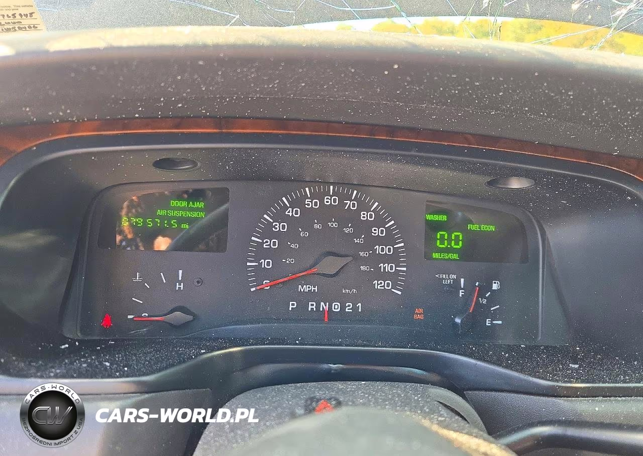 2000 Lincoln Town Car Executive VIN:1LNHM81W5YY765948 - 9