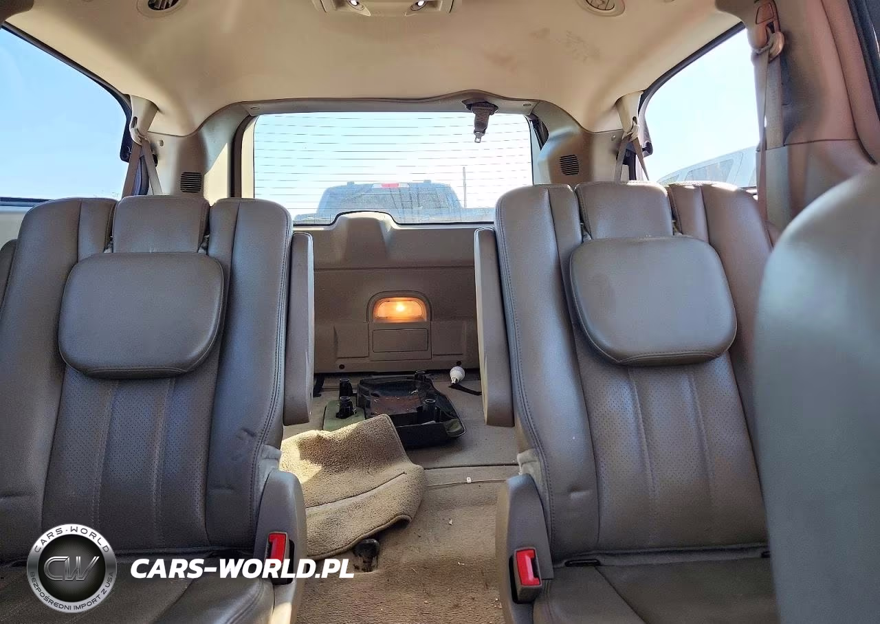 2012 Chrysler Town & Country Touring VIN:2C4RC1BG2CR350755 - 10