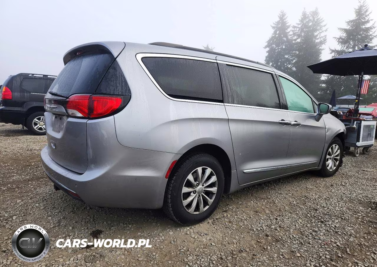 2017 Chrysler Pacifica Touring L VIN:2C4RC1BG1HR527500 - 3