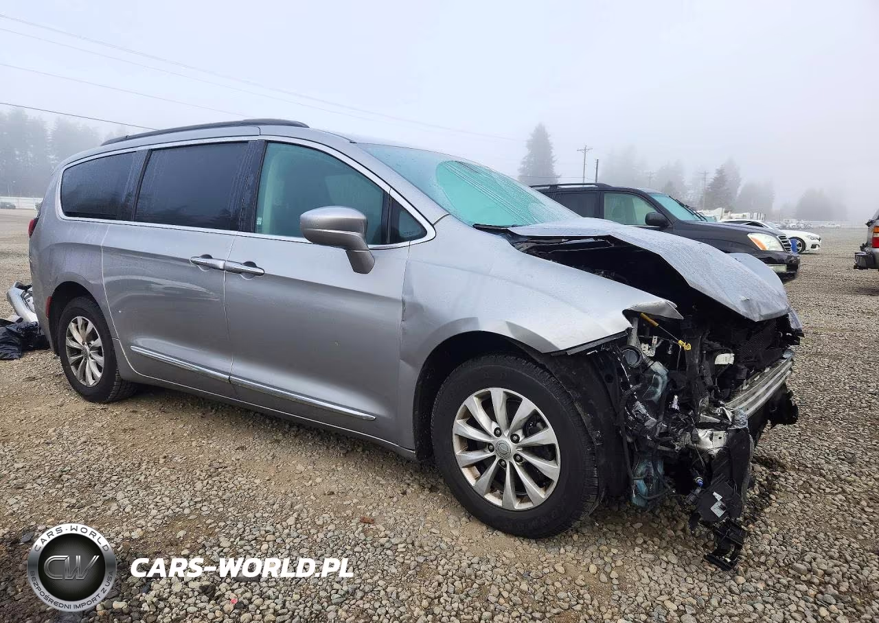 2017 Chrysler Pacifica Touring L VIN:2C4RC1BG1HR527500 - 4