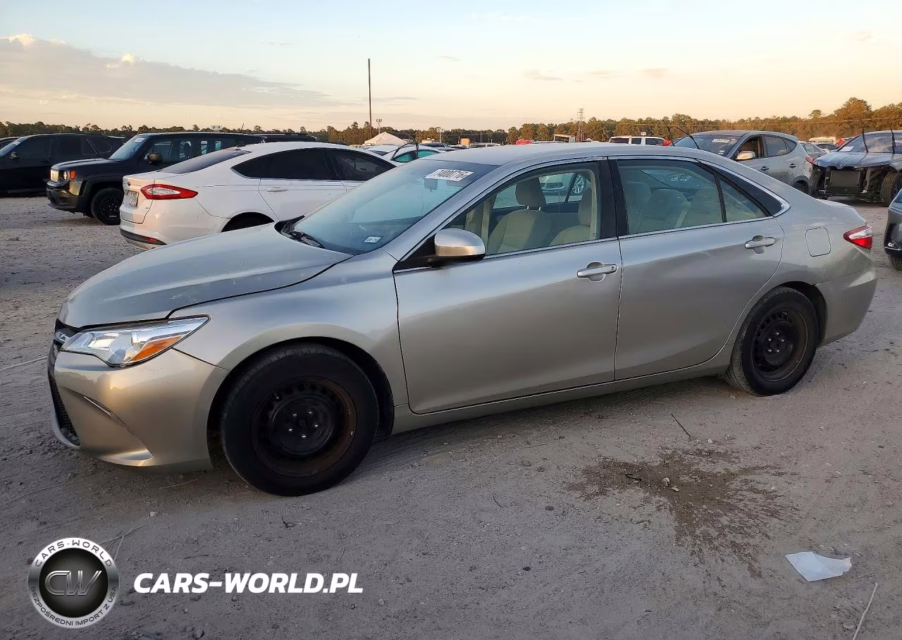 2016 Toyota Camry Le – zdjęcie 1 z 12