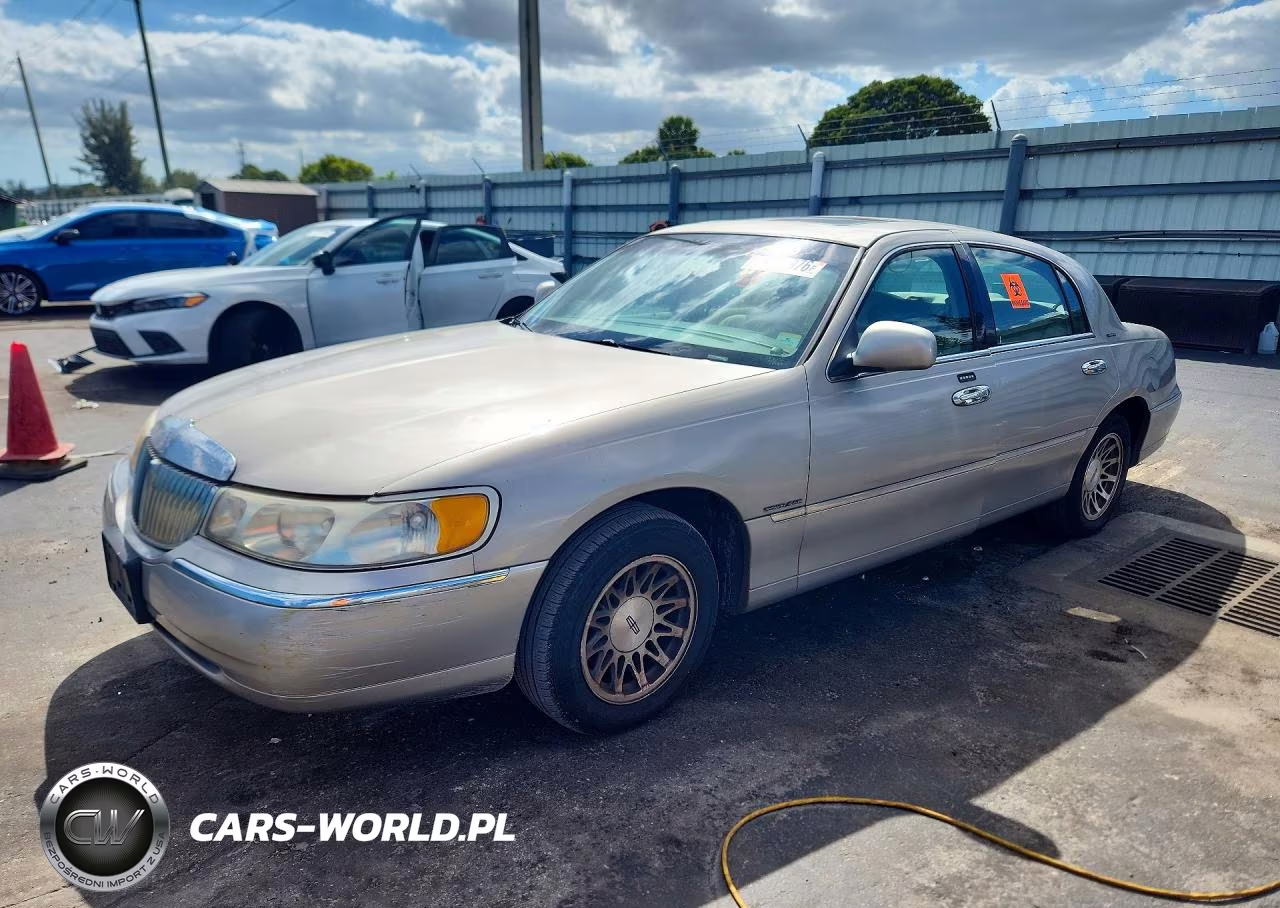 2000 Lincoln Town Car Signature