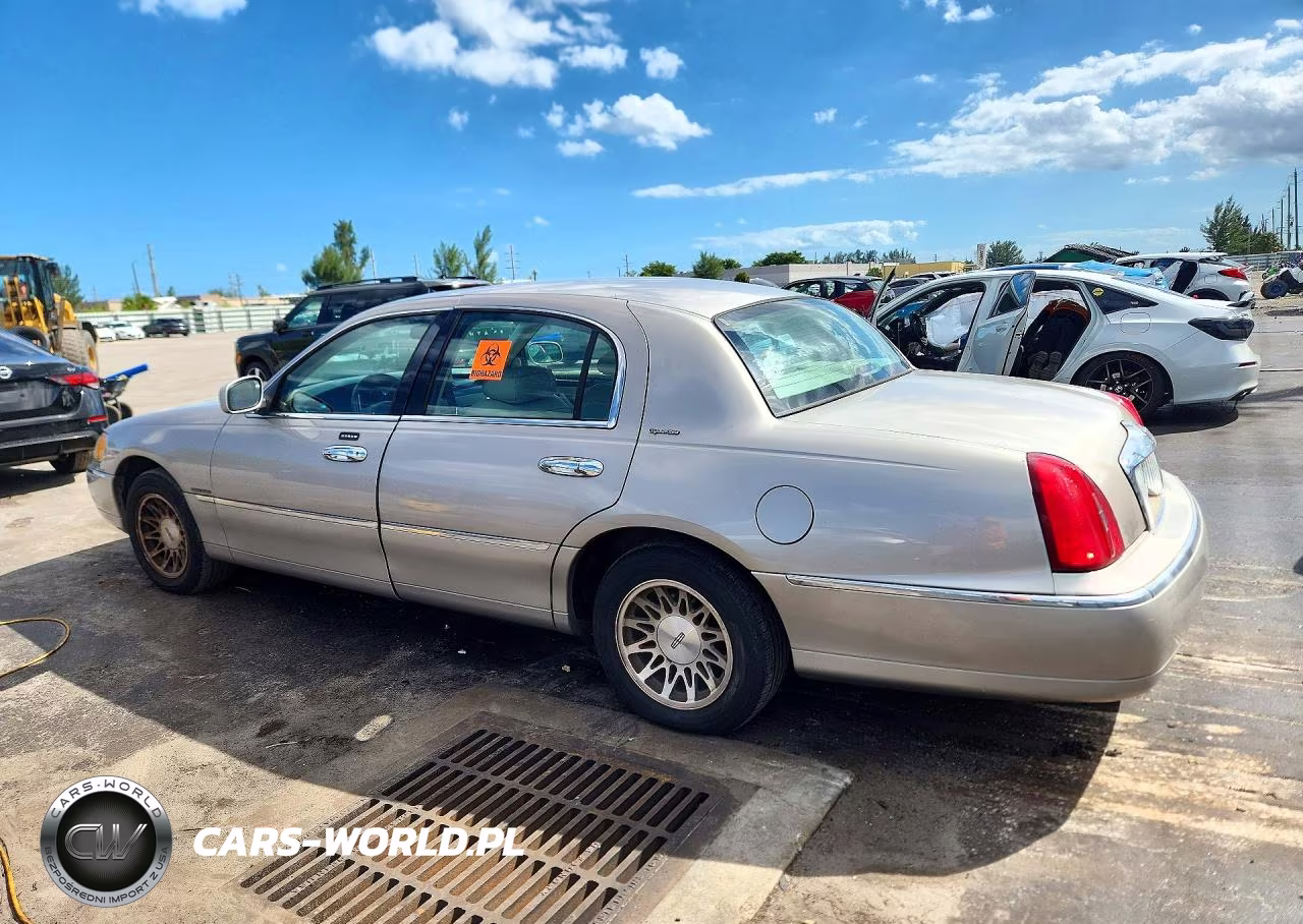 2000 Lincoln Town Car Signature VIN:1LNHM82W6YY791568 - 2
