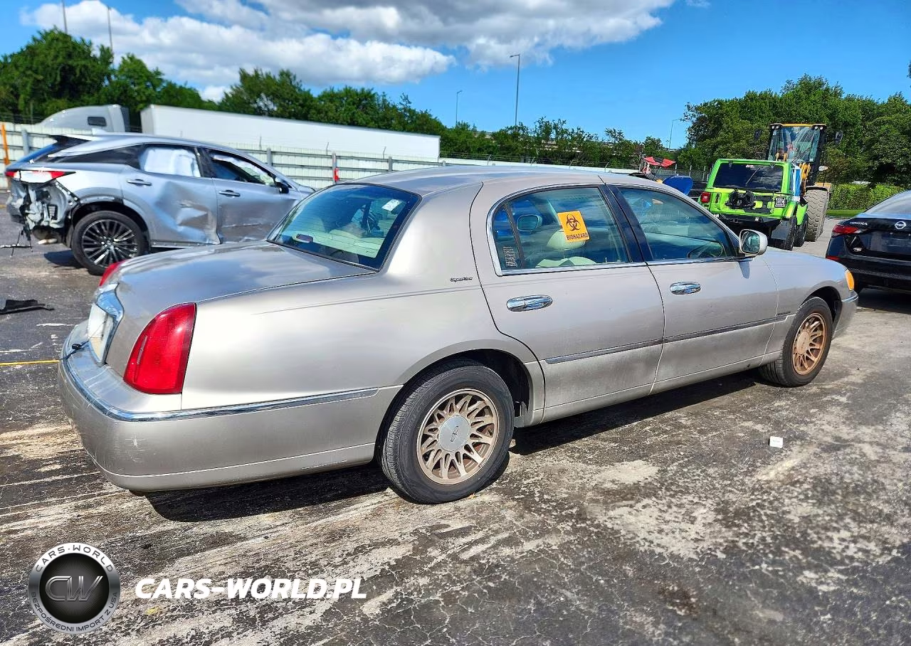 2000 Lincoln Town Car Signature VIN:1LNHM82W6YY791568 - 3