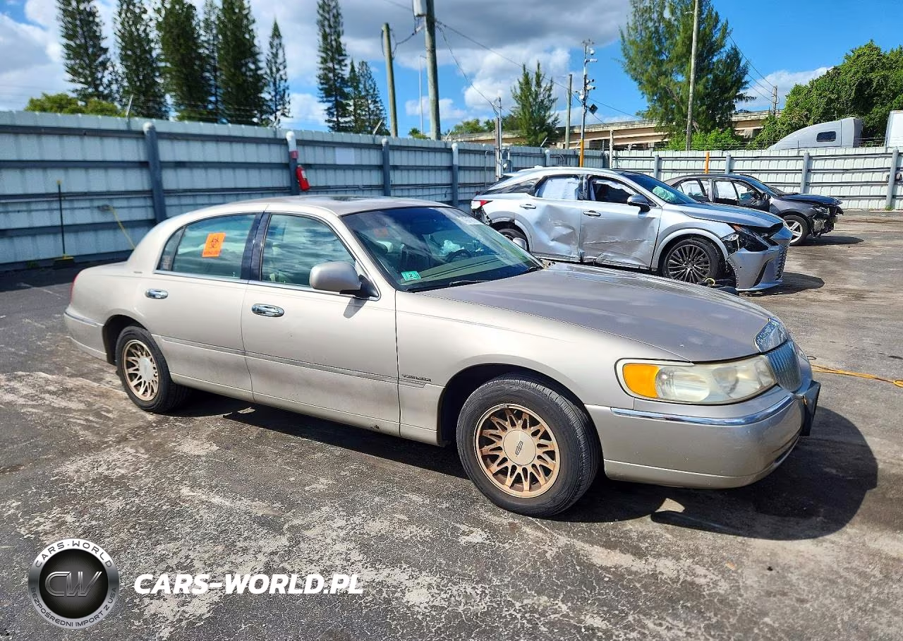 2000 Lincoln Town Car Signature VIN:1LNHM82W6YY791568 - 4