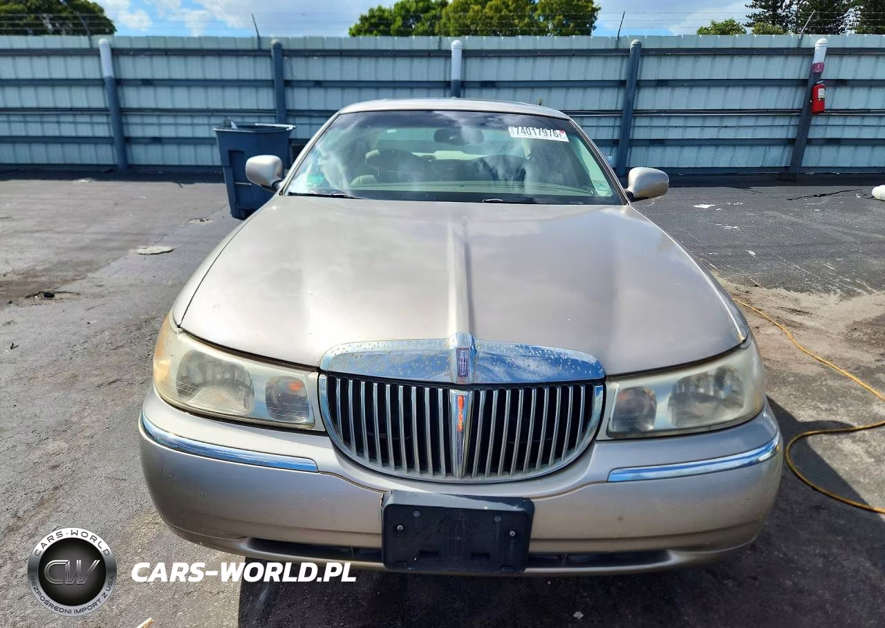 2000 Lincoln Town Car Signature VIN:1LNHM82W6YY791568 - 5