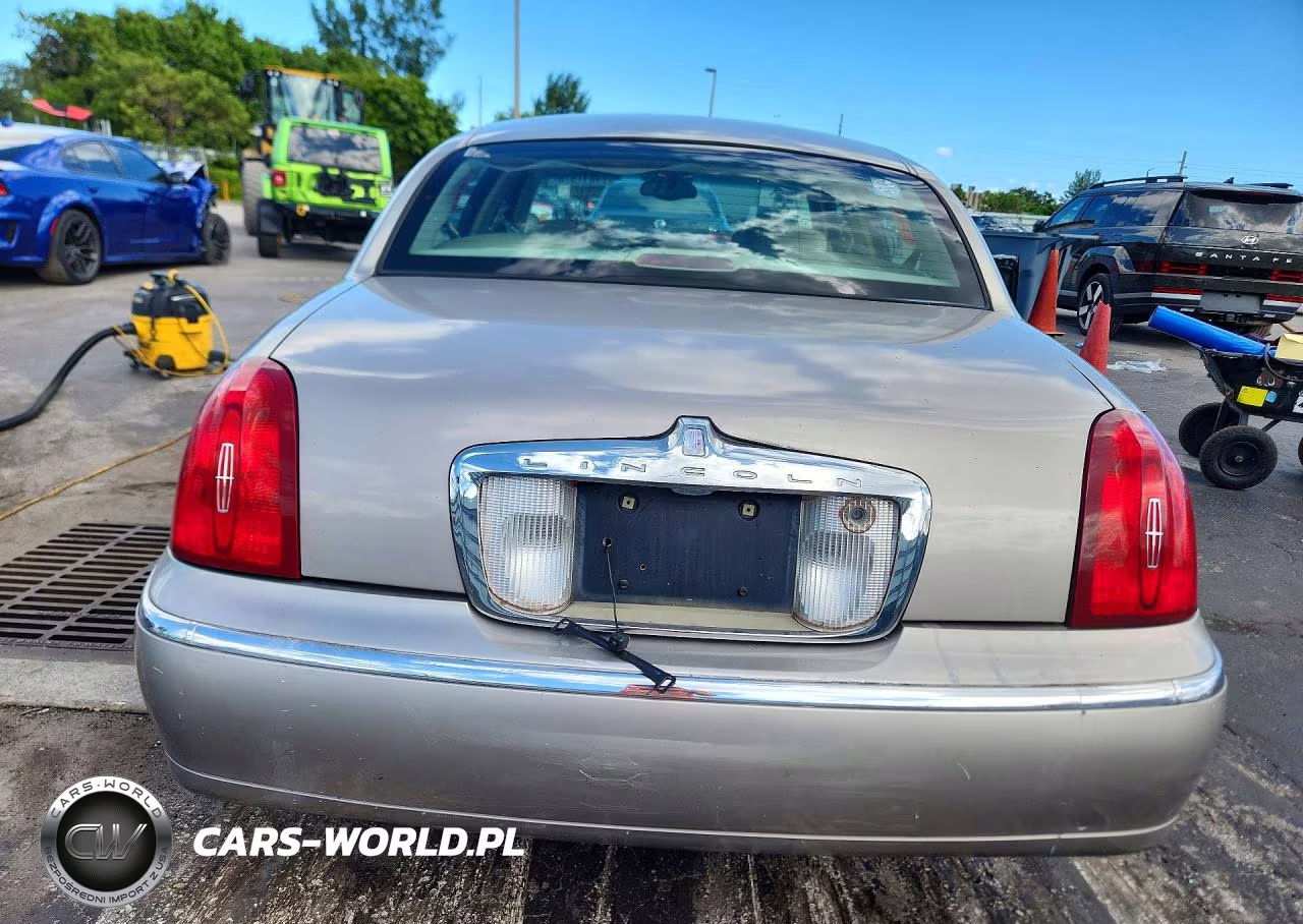 2000 Lincoln Town Car Signature VIN:1LNHM82W6YY791568 - 6