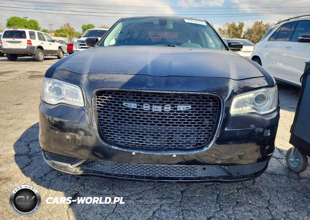 2018 Chrysler 300 Touring VIN:2C3CCAAG1JH234168 - 5