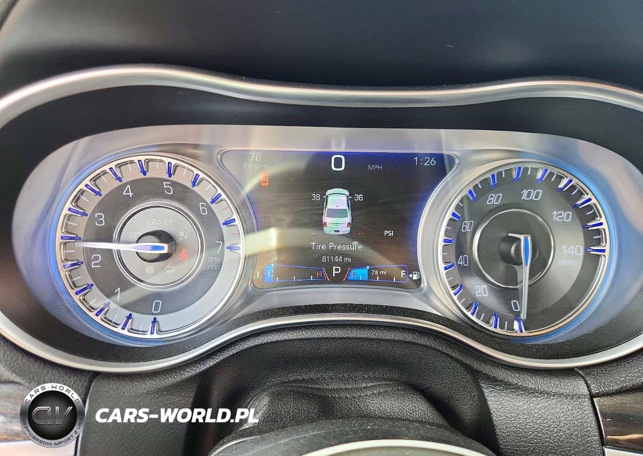 2018 Chrysler 300 Touring VIN:2C3CCAAG1JH234168 - 9