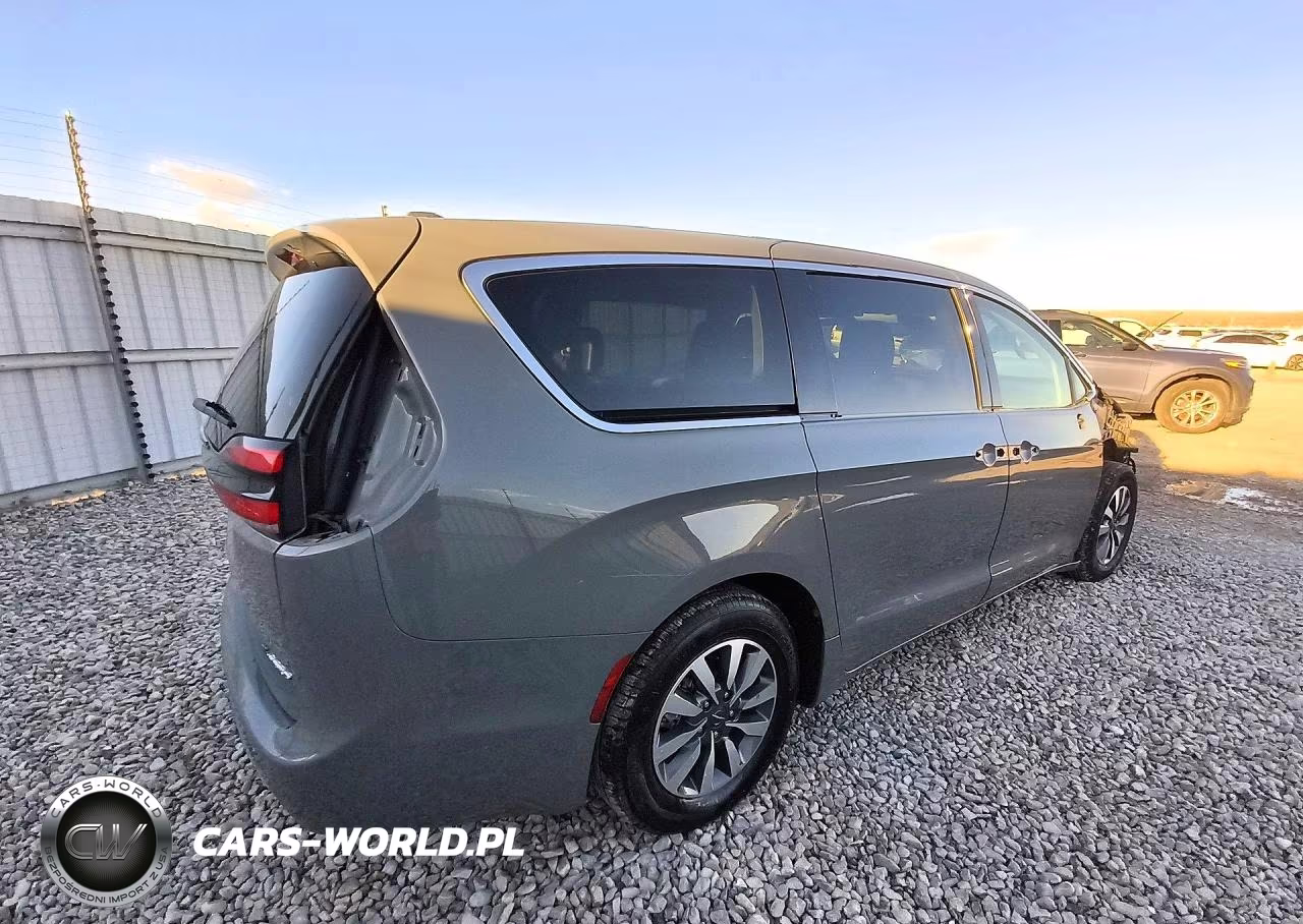 2022 Chrysler Pacifica Hybrid Touring L VIN:2C4RC1L70NR184172 - 3
