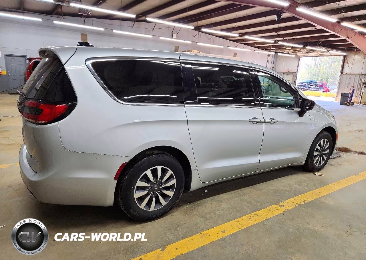 2024 Chrysler Pacifica Hybrid Select VIN:2C4RC1S74RR134432 - 3