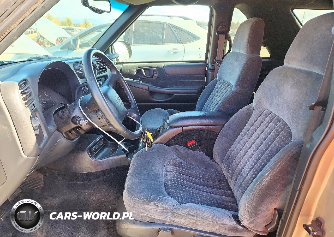 2000 Chevrolet Blazer VIN:1GNCT18W1YK282790 - 7