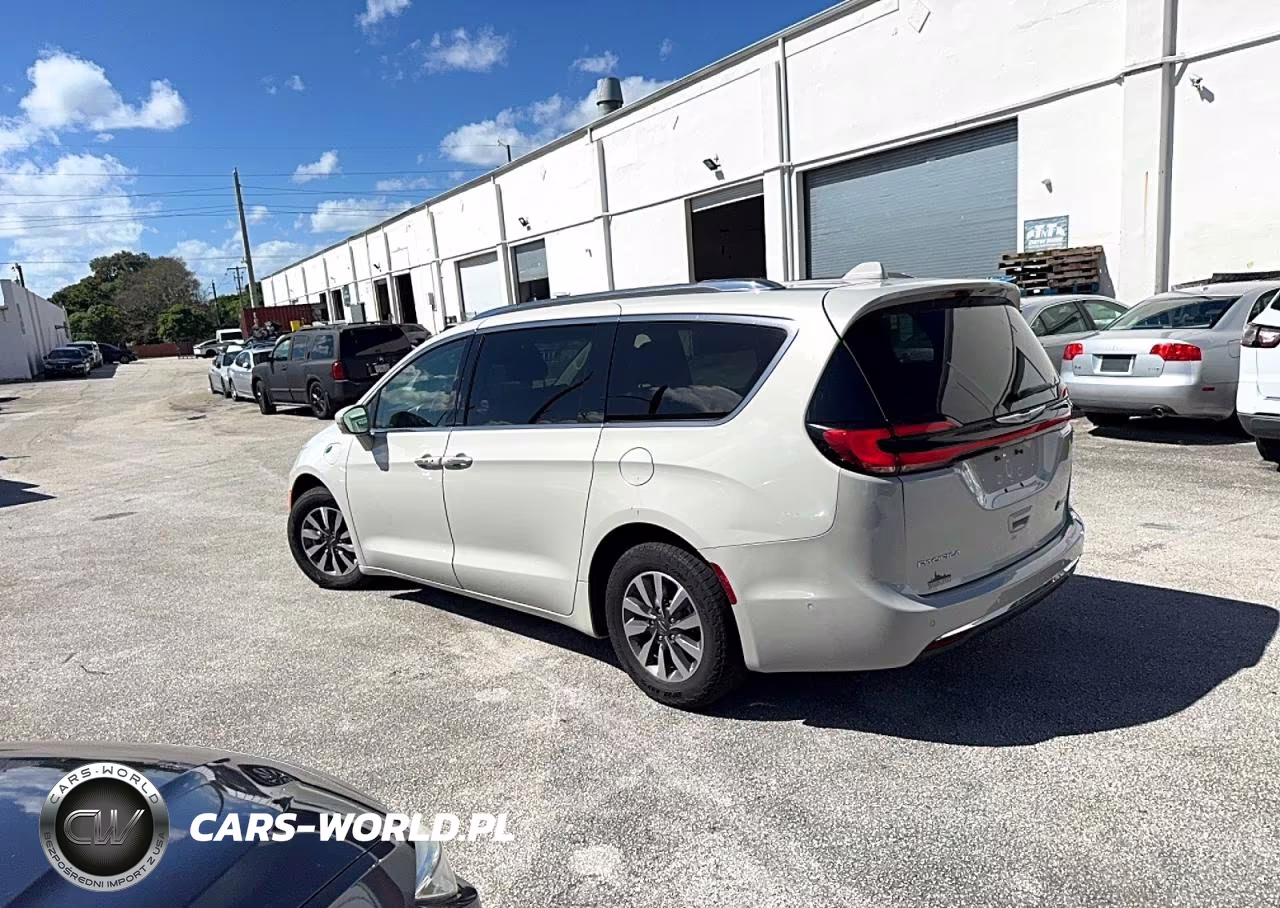 2021 Chrysler Pacifica Hybrid Touring L VIN:2C4RC1L76MR590102 - 3
