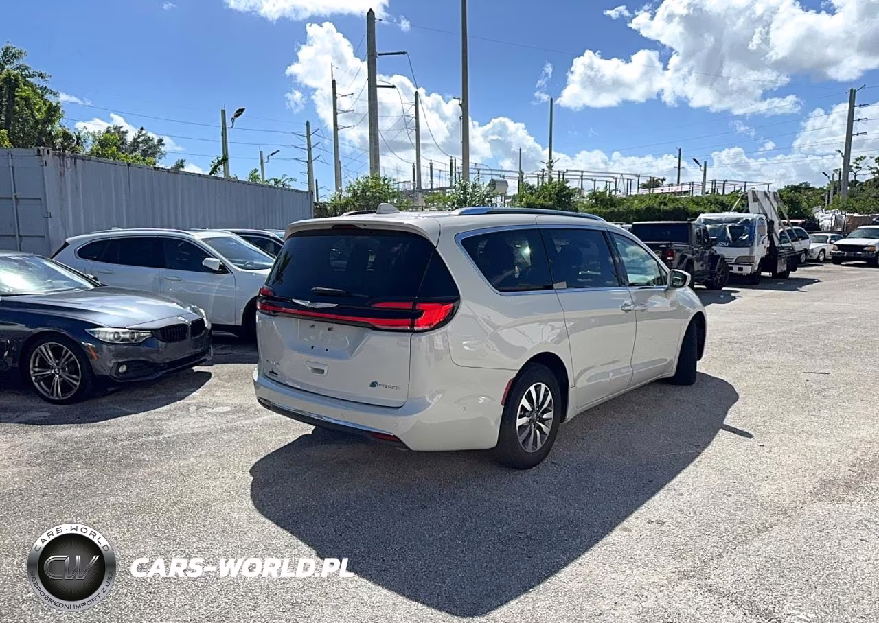 2021 Chrysler Pacifica Hybrid Touring L VIN:2C4RC1L76MR590102 - 4