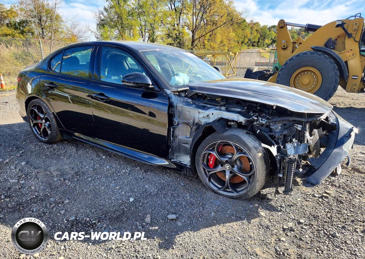 2023 Alfa Romeo Giulia Quadrifoglio VIN:ZARFAMEVXP7676787 - 4