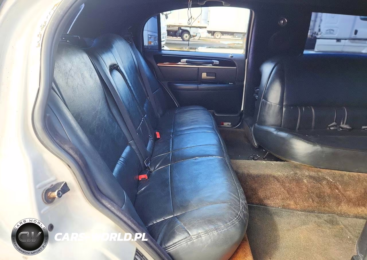 2003 Lincoln Town Car Executive VIN:1L1FM81W53Y635217 - 11